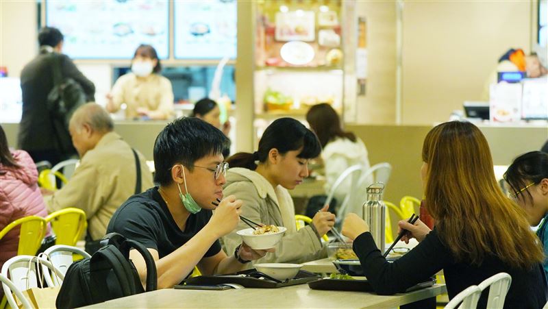 餐飲渡營收低谷　力守不裁員不減薪
