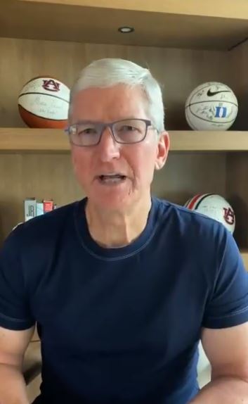 蘋果執行長庫克（Tim Cook）將於9月卸任轉任董事長，由硬體副總裁特納斯（John Ternus）接棒。（圖／翻攝自Tim Cook推特）