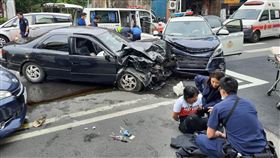 雲林斗六家樂福前「警匪槍戰」　現場三車對撞傳多人受傷（圖／翻攝畫面）