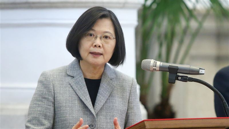 蔡總統視導軍聞社　陳映竹送感謝卡片