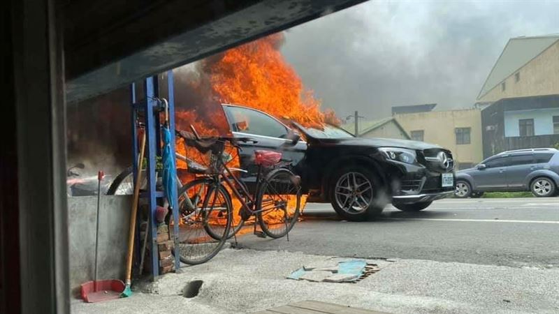 百萬名車載孕妻愛子　無名火燒成廢鐵