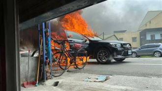 百萬名車載孕妻愛子　無名火燒成廢鐵