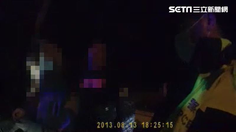 車停路邊太可疑！女起立蹲下竟掉出毒
