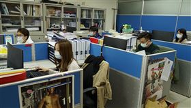 清明後由台返馬公務員  連縣府籲自主管理14天2019冠狀病毒疾病（COVID-19，武漢肺炎）疫情延燒，連江縣政府6日指出，清明連假前往台灣休假、出差的公教人員，返回馬祖後須配合自主健康管理14天，落實戴口罩、勤洗手、量體溫，並少出入公共場所。中央社  109年4月6日