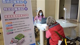 彰化縣府提升防疫　民眾到7局處洽公免上樓彰化縣政府提升防疫措施，6日起針對民眾較常洽公的7個局處，在第一行政大樓一樓中庭設置單一服務窗口，由縣府人員在一樓為民眾服務，減少洽公民眾進入各樓層，降低疫情傳染風險。（彰化縣政府提供）中央社記者蕭博陽彰化縣傳真　109年4月6日