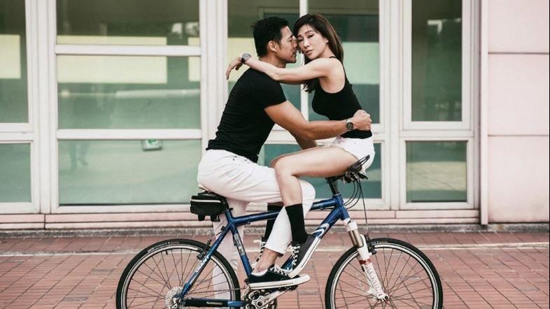 屁股不痛嗎？熟女黏猛男騎單車有內情