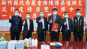 民間團體捐防疫物資　結合竹縣府守護民眾健康新竹縣政府6日召開防疫一級應變中心會議，會中獲民間團體捐贈防疫物資，由副縣長陳見賢（左3）代表接受並回贈感謝狀。（新竹縣政府提供）中央社記者魯鋼駿傳真　109年4月6日