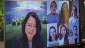 蔡英文總統6日上午透過視訊，與國際創新學府密涅瓦大學畢業班同學分享台灣面對武漢肺炎挑戰的經驗。（圖／總統府提供）