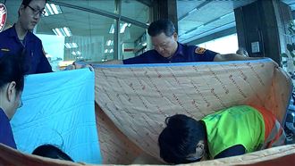 少婦半路臨盆　警消圍臨時產房接生