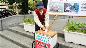 老翁回饋靈醫會　捐款助義大利神父天主教靈醫會義大利籍神父呂若瑟因家鄉武漢肺炎疫情嚴重，向外求助後各界湧入善款。宜蘭市公所員工王隆德（圖）有感於靈醫會當年免費醫治他的小兒麻痺，6日捐款回饋。（宜蘭市公所提供）中央社記者沈如峰宜蘭傳真　109年4月6日