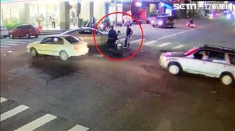 擦撞千萬跑車…機車完好　賓利慘破洞