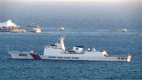 美軍警告：比照軍艦應付中國海警及民兵中國用海警、漁政船打前鋒經略南海，讓周邊國家投鼠忌器。美國為此示警，將比照對待軍艦方式，對付中方海警與漁船尋釁。圖為先前在海南島三亞海域作業的中國海警巡防艦。中央社記者陳亦偉攝　108年4月29日