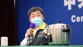 陳時中戴電鍋蒸口罩。（圖／指揮中心提供）