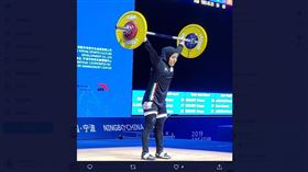 ▲伊朗舉重女將巴莎米（Poupak Basami）重返醫院當護理師。（圖／翻攝自推特）