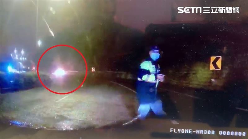 自撞遭火吞噬　撲滅後…警一看：人呢