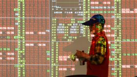 台股早盤大漲逾320點（1）在央行降息、金管會禁空令、國安基金護盤三管齊下，台股20日開盤大漲135點，蘋概股三王鴻海、台積電與大立光帶動加權指數漲幅擴大，大漲逾320點，收復9000點大關。中央社記者謝佳璋攝　109年3月20日