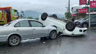 任意換車道釀禍　無照車閃避不及翻覆