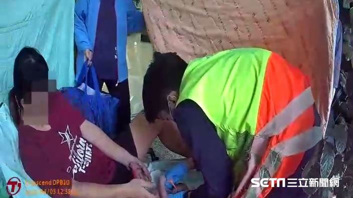 寶寶當街頭探出產道　警消騎樓幫接生