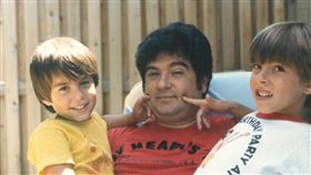 父握醫護手嚥最後口氣母心碎視訊道別　美主播悲泣心碎歷程（圖／翻攝畫面）