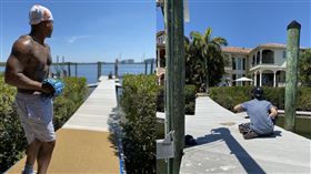 ▲史卓曼（Marcus Stroman）在自家後院的碼頭打造投手丘。（圖／翻攝自史卓曼推特）