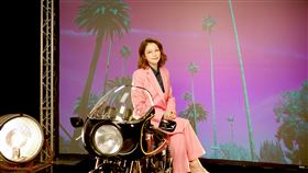 徐若瑄首度挑戰一鏡到底奧斯卡復古風廣告。（圖／廠商提供）