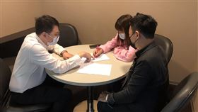 新北市400萬人口首獎完成交屋新北市人口2019年4月突破400萬，市府為此舉辦抽獎，黃小姐抽中首獎、價值新台幣457萬元的淡水小套房，日前完成交屋。（新北市民政局提供）　中央社記者葉臻傳真　109年4月7日