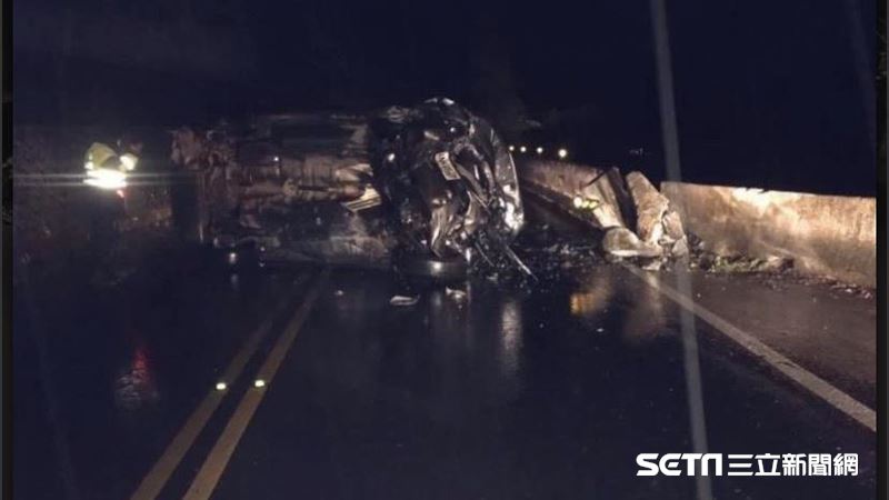 凌晨開車突卡卡　驚見巨物躺路中冒煙