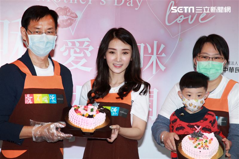 陳子玄「啾愛媽咪馨花開」與唐寶寶共同製作愛心蛋糕，將募集一萬個蛋糕，送給全台唐氏症及心智障礙者等家庭歡度母親節。（記者邱榮吉/攝影）