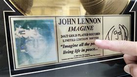 限量版約翰藍儂金唱片險遭變賣（1）台東一名鍾姓男子因欠稅新台幣10萬元未繳，遭法務部行政執行署查封一張披頭四主唱約翰藍儂全球限量2500張的金唱片，編號是第568號，鍾男緊急籌錢於6日繳清欠稅，讓這張經典限量唱片逃過法拍變賣的命運。中央社記者盧太城台東攝　109年4月7日