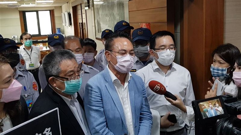 高市議會延後開議　藍綠議員火爆過招