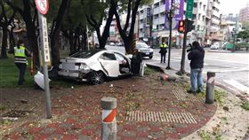 台中男酒駕衝入公園　車頭嚴重毀損台中市北屯區文心路、昌平路口7日發生一起酒駕自撞車禍，一名23歲黃姓男子酒後逞強開車載友人回家，途中疑因不勝酒力加上車速過快，車子衝進小公園內，車頭嚴重毀損。（民眾提供）中央社記者趙麗妍傳真　109年4月7日