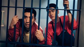 《這一刻，想見你》中演「親兄弟」，無奈兩人都笑稱自己都是在「女生宿舍」長大，第一次要展現兄弟的模樣似乎有點尷尬，不過原騰也踏出第一步，直言自己在拍攝時都會先叫「哥」拉近距離。▼▲（圖／滿滿額娛樂提供）