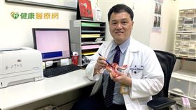 醫師提醒，若有經痛、骨盆腔疼痛 （非月經期間疼痛）、性交痛或異常出血等症狀，應儘早就醫檢查，切勿將症狀合理化。