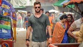 「雷神」克里斯漢斯沃（Chris Hemsworth）在新片《驚天營救》（Extraction）中大秀驚人動作打戲（圖／Netflix提供）