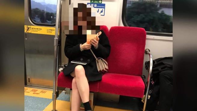 車長廣播禁飲食…他秒見妹子狂吃傻了