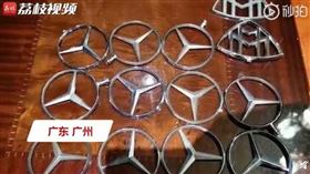 回家見地板有陌生車標！　爸衝下一看...2兒聯手「拔斷」鄰居14台名車(圖/翻攝自荔枝新聞)