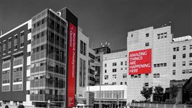 僑界代表赴紐約長老會醫院皇后區分院捐贈物資。（圖／翻攝自NewYork-Presbyterian Queens FB）

https://www.facebook.com/NewYorkPresbyterianQueens/photos/p.1588646657826085/1588646657826085/?type=1&theater