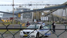 染疫郵輪紅寶石公主號 被澳洲扣留郵輪「紅寶石公主號」被扣留在遠離民眾視線，並且受到周圍煤碳處理廠遮掩的金布勒港（Port Kembla），而非停泊在雪梨市中心的郵輪碼頭。對此有工會人士批評，澳洲政府對事件的處理缺乏透明度。中央社記者丘德真新南威爾斯州攝　109年4月7日