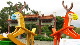 宜蘭市搖搖鹿迎賓　戴起口罩助宣導防疫宜蘭市公所7日起在中山公園推出由藝術家何文彬團隊打造的一對「搖搖鹿」巨型裝置藝術，以台灣原生種梅花鹿為抽象創作主題，且配合宣導政府防疫政策，「搖搖鹿」也戴上口罩，十分可愛。（宜蘭市公所提供）中央社記者沈如峰宜蘭縣傳真　109年4月7日
