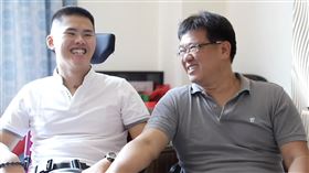 秦良丰、秦良丰父親秦天人（翻攝自青年日報臉書）