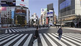 ▲日本宣布進入緊急狀態，澀谷街頭人潮減少。（圖／美聯社／達志影像）
