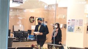 ▲韓國瑜委任律師葉慶元及前高雄市新聞局長王淺秋，赴台北高等行政法院遞狀。（圖／記者楊佩琪攝）