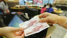 立委廖國棟質疑酷碰券行政程序複雜，認為該發放消費券或現金紓困，經濟部長沈榮津表示發放消費券僅帶動一倍消費效應，預估酷碰券將發揮4倍效果。圖為2009年政府發放的消費券。（中央社檔案照片）