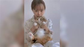 尾崎由香抓著自己的貓ぴあ一起跳早操。（圖／翻攝自尾崎由香 推特）