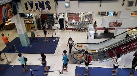 新加坡超市劃設安全距離標示