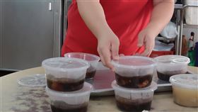 新加坡餐飲業者打包外帶餐點新加坡落實社交安全距離，非必要服務場所關閉1個月，圖為肉骨茶店人員打包外帶。中央社記者黃自強新加坡攝  109年4月8日