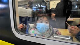武漢解封後  多地仍對武漢人進行核酸檢測武漢8日解除封城，但許多地方仍擔心出城人流潛藏疫情，要求或提倡武漢民眾須先接受病毒核酸檢測。圖為一位於武昌火車站乘車的小女孩。（中新社提供）中央社  109年4月8日