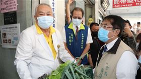 老藥師穿紙尿布代售口罩　黃偉哲前往慰問台南市中西區千代藥局72歲藥師陳盈舟（前左）不畏尿失禁，執意穿紙尿布代售口罩，台南市長黃偉哲（前右）8日帶著新鮮食材前往慰問。中央社記者張榮祥台南攝　109年4月8日