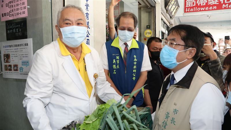 台南失禁老藥師堅售口罩　黃偉哲慰勞