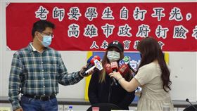 要成績不佳學生自掌嘴老師退休  家長泣訴不公人本教育基金會8日陪同被害學生家長（中）舉行記者會，家長泣訴高雄市某國小蔡姓教師要求成績不佳學生自打嘴巴，教師遭記過後順利辦理退休離校，非常不公平。中央社記者陳朝福攝  109年4月8日